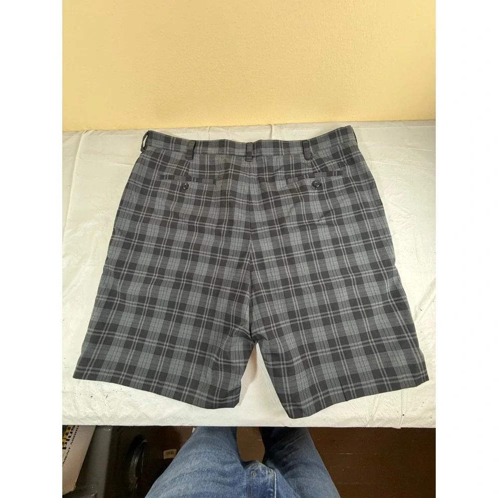 IZOD Mens Golf Shorts Size 42 Grey Black Plaid Flat Front Polyester Plaid 3209